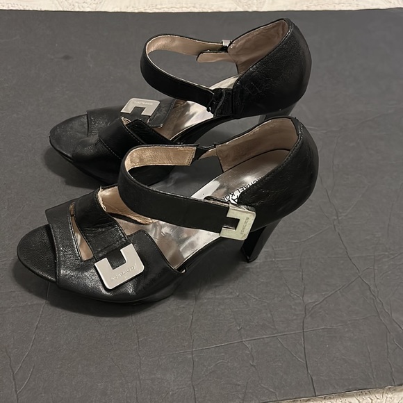 MICHAEL.   MICHAEL KORS  BEVERLY  LEATHER SANDAL SIZE 9 1/2 - Picture 2 of 11